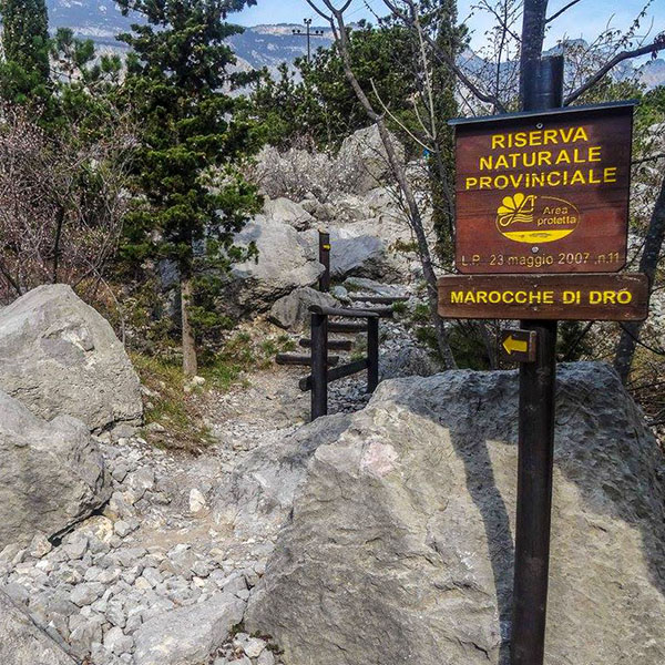 garda trentino marocche di dro wegweiser wanderung sarcatal drena gardasee italien
